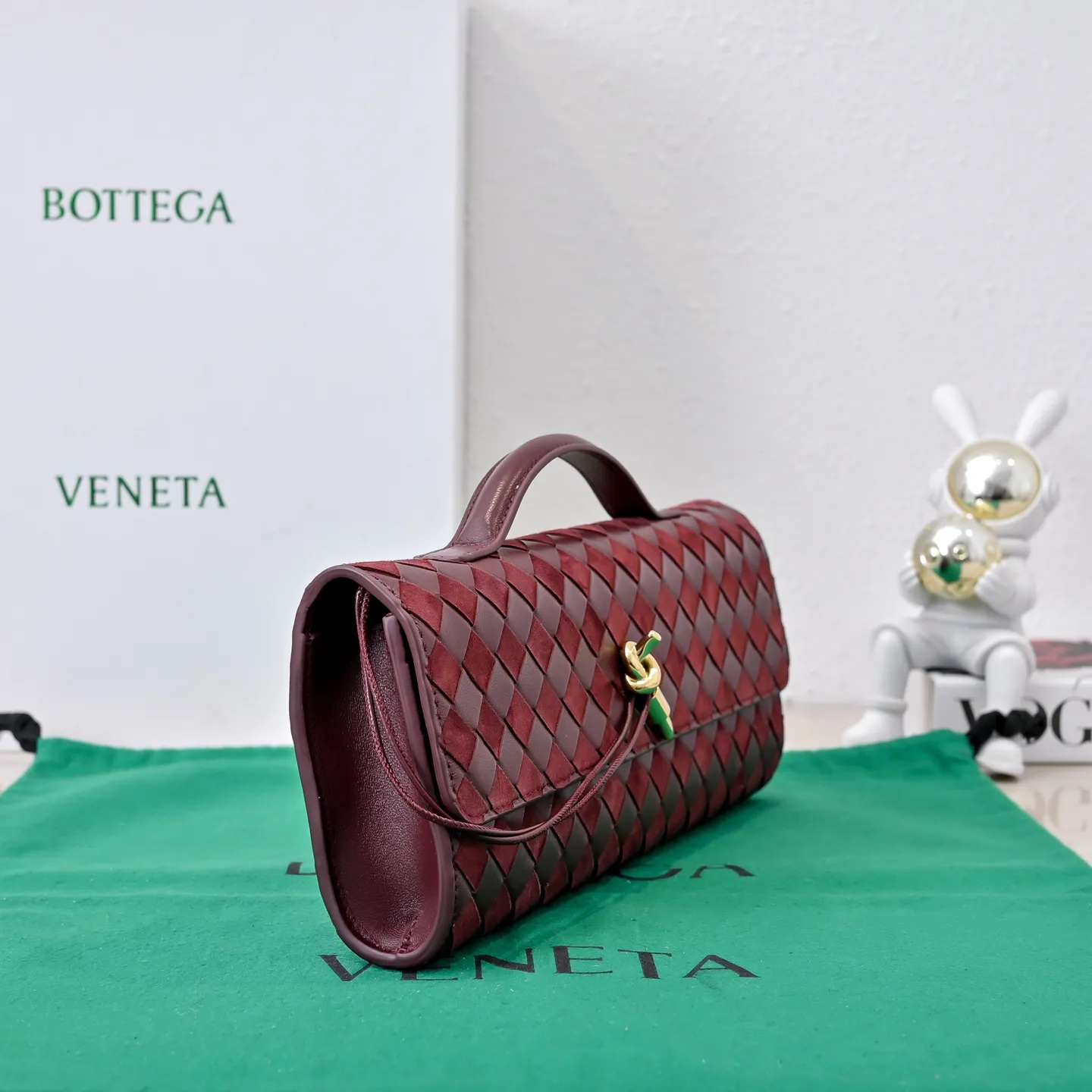Batch 1360 #Bv New Deerskin Clutch 🎈 The deerskin brown bag with extra points for autumn and winter is so beautiful~🍂 Made of classic woven sheepskin and deerskin, it looks like Maillard for autumn and winter🤎 It can be held by hand, carried by hand or carried under the arm. The metal knot embellishment exudes temperament and nobility~ , equipped with a zipper compartment inside, it is a good companion for your daily life🧑‍❤️‍💋‍🧑, whether you are walking on the red carpet or attending a dinner, it will add a unique charm to you💞 Model: 741511 Size: 31x13x3